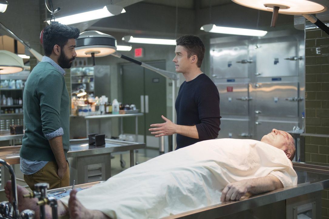 Majors (Robert Buckley, r.) Zustand verschlechtert sich. Kann und will Ravi (Rahul Kohli, l.) ihm helfen, nachdem er herausgefunden hat, dass Major... - Bildquelle: 2014 Warner Brothers