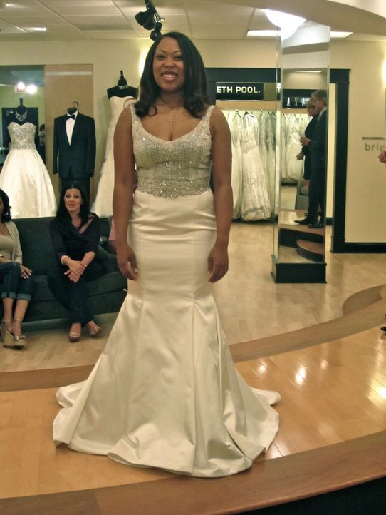 Braut Monique legt die Entscheidung über ihr Hochzeitskleid ganz in die Hände ihres Mannes. Dieser ist jedoch mit keiner Robe zufrieden. - Bildquelle: TLC & Discovery Communications