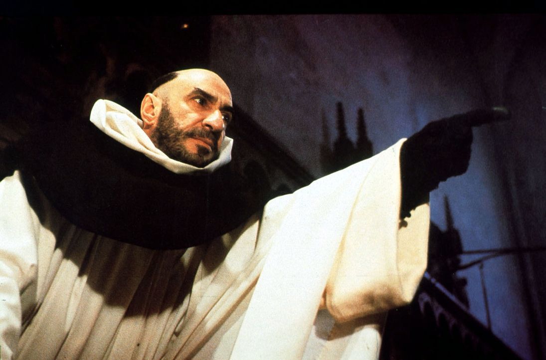 Bernardo Gui (F. Murray Abraham), ein alter Widersacher von William von Baskerville, beschuldigt den Franziskanermönch der Mordes und der Ketzerei... - Bildquelle: Constantin Film