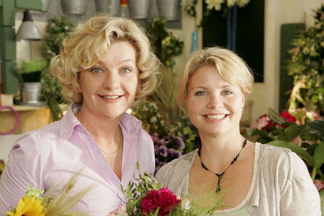 Die junge Witwe Peggy (Annette Frier, r.) betreibt zusammen mit ihrer Mutter (Saskia Vester, l.) einen Blumenladen. Neben den bunten Gewächsen vers... - Bildquelle: Sat.1