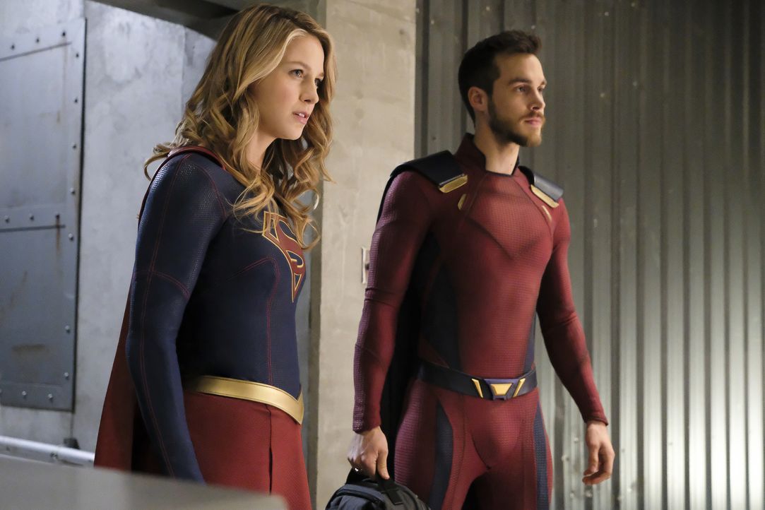 Suchen verzweifelt nach einem Weg, um Reign aufhalten zu können: Kara alias Supergirl (Melissa Benoist, l.) und Mon-El (Chris Wood, r.) ... - Bildquelle: 2017 Warner Bros.