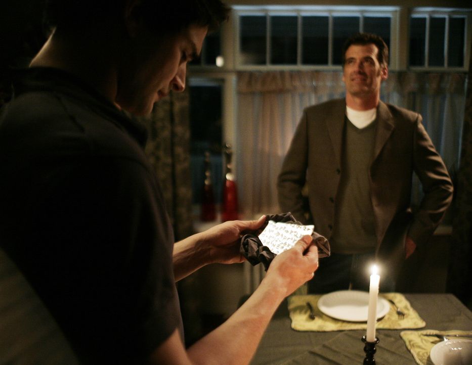 Kyle (Matt Dallas, l.) will seine Familie endgültig vor allen Gefahren bewahren und beschließt, zu Madacorp zu gehen. Dazu braucht er allerdings d... - Bildquelle: TOUCHSTONE TELEVISION