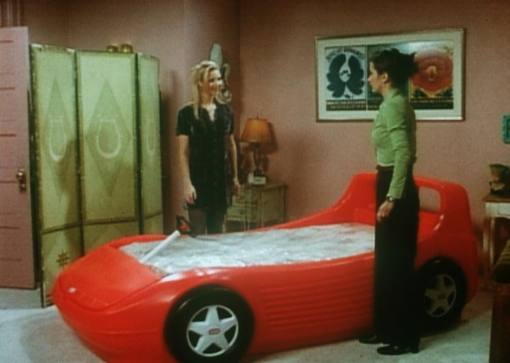 Monica (Courteney Cox, l.) hat sich ein neues Bett gekauft, allerdings nicht das, das ihr geliefert wurde. Phoebe (Lisa Kudrow, r.) bewundert das Pr... - Bildquelle: TM+  2000 WARNER BROS.