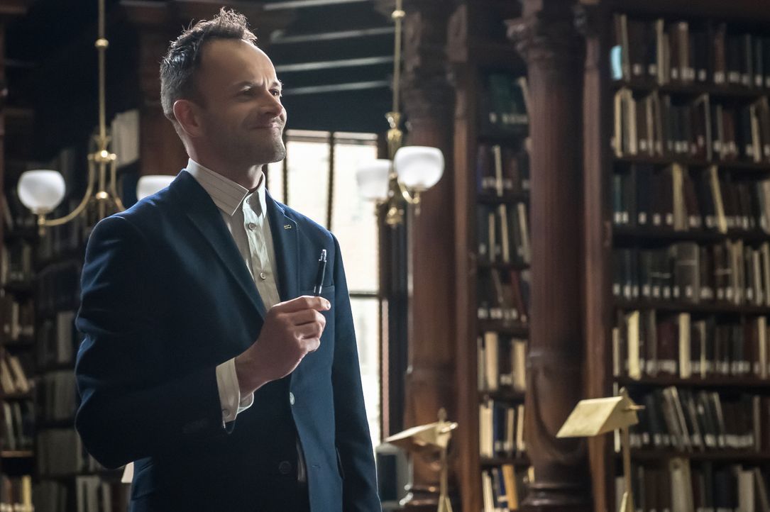 Sherlock (Jonny Lee Miller) ist dahintergekommen, dass sein Bruder Mycroft beim MI Six ausgeschaltet werden soll, und versteckt ihn daraufhin in ein... - Bildquelle: CBS Television