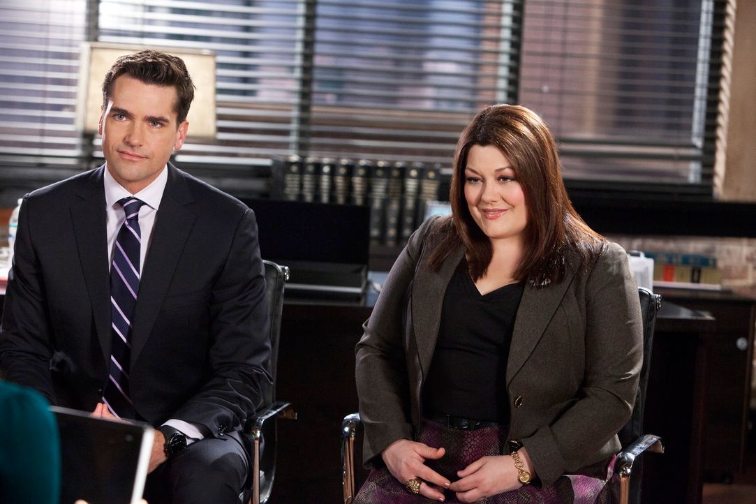 Jane (Brooke Elliott, r.) und Grayson (Jackson Hurst, l.) verteidigen eine Kathy, die vor Gericht darum kämpfen will, die Asche ihres kürzlich ver... - Bildquelle: 2012 Sony Pictures Television Inc. All Rights Reserved.