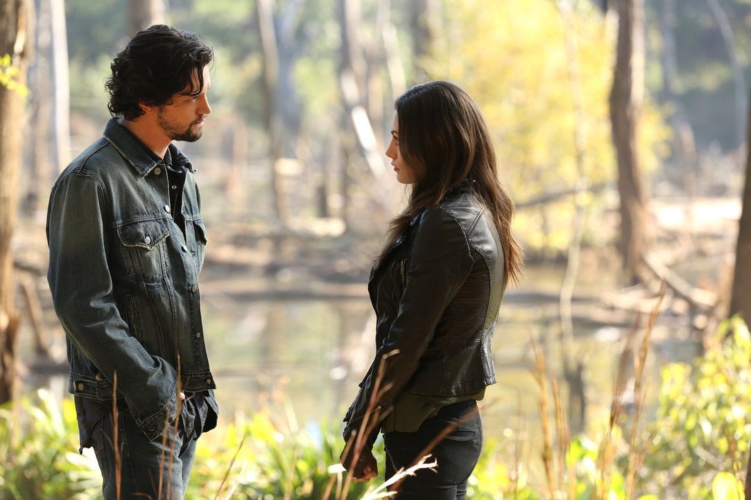 Hayley (Phoebe Tonkin, r.) erfährt von Jackson (Nathan Parsons, l.) ein tragisches Geheimnis über ihre Eltern ... - Bildquelle: Warner Bros. Television