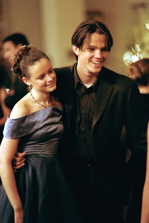 Rory (Alexis Bledel, l.) überwindet sich und bittet Dean (Jared Padalecki, r.), sie zum Schulball zu begleiten. Der Abend verläuft perfekt, bis der... - Bildquelle: 2000 Warner Bros.