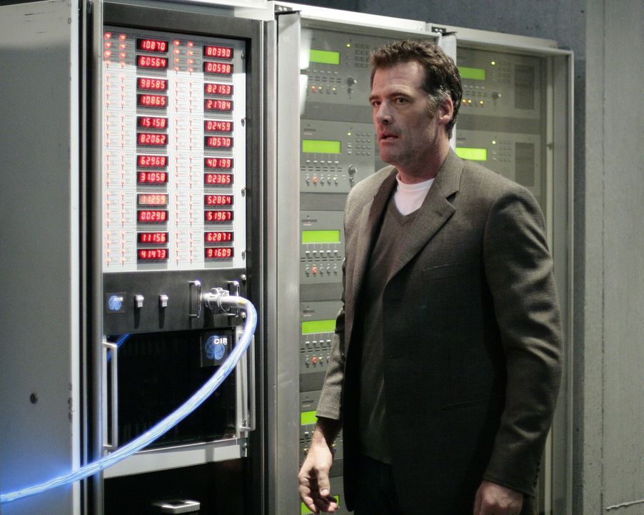 Durch einen Energieschub versucht Stephen (Bruce Thomas), Kyle dabei zu helfen, die Computer von Madacorp zu zerstören ... - Bildquelle: TOUCHSTONE TELEVISION