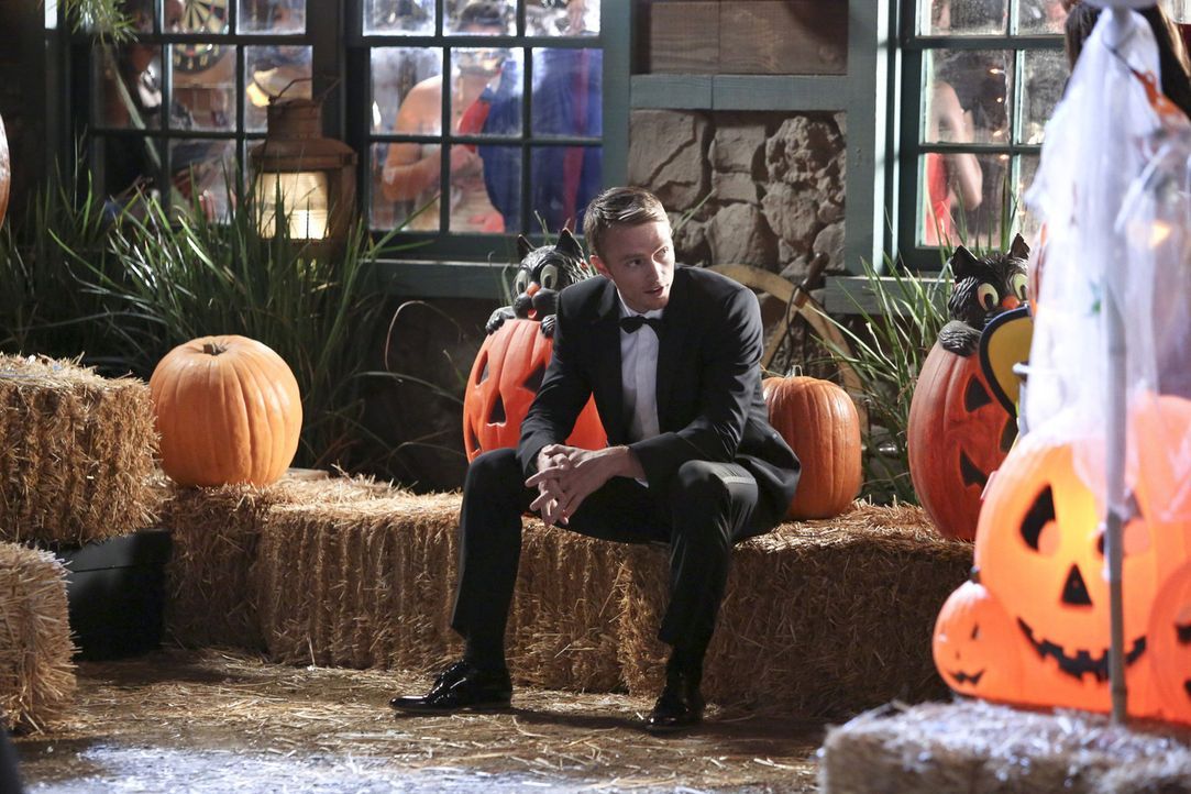 Die Versuchung an Halloween ist größer als Wade (Wilson Bethel) erwartet hatte. Dass Zoe sich mit George rumtreibt ist da nicht gerade hilfreich ... - Bildquelle: Warner Bros.