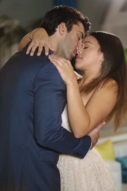 Haben sie eine Chance auf eine gemeinsame Zukunft? Jane (Gina Rodriguez, r.) und Rafael (Justin Baldoni, l.) ... - Bildquelle: 2014 The CW Network, LLC. All rights reserved.