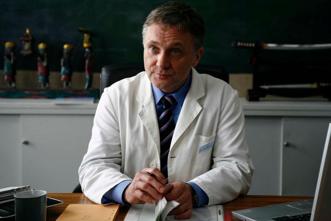 "Ich bin vieles, aber nicht nett!": Prof. Dr. Kortner (Bernhard Schir) ist zwar ein grandioser Chirurg, doch menschlich ist der Arzt eher ein ausgew... - Bildquelle: Volker Roloff SAT.1