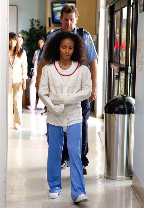 Im Traum sieht sich Christina Hawthorne (Jada Pinkett Smith) in einer Zwangsjacke gefesselt in der Klinik ... - Bildquelle: Sony Pictures Television Inc. All Rights Reserved.