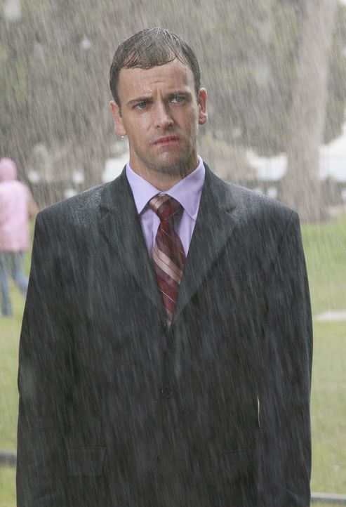 Wenn er sich weiter so merkwürdig verhält, verliert  Eli (Jonny Lee Miller) seine Arbeit als Rechtsanwalt ... - Bildquelle: Disney - ABC International Television