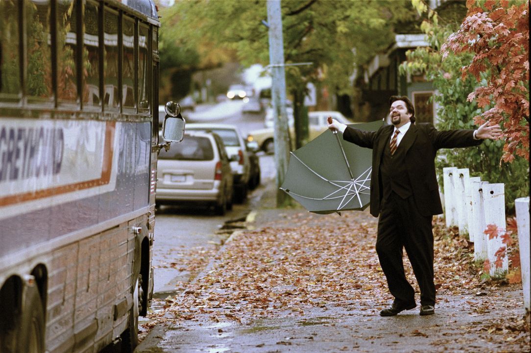Bürgermeister Doug Reed (Oliver Platt) lebt nur auf das große Kanonenfestival in Hope Springs hin. Da begegnet ihm eine Engländerin mit amerikanisch... - Bildquelle: © Disney