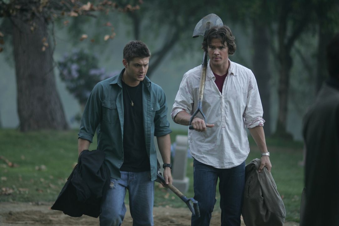 Auf Wunsch von Sam (Jared Padalecki, r.) besucht Dean (Jensen Ackles, l.) mit ihm das Grab ihrer Mutter. Dort entdecken sie etwas Erstaunliches ... - Bildquelle: Warner Bros. Television