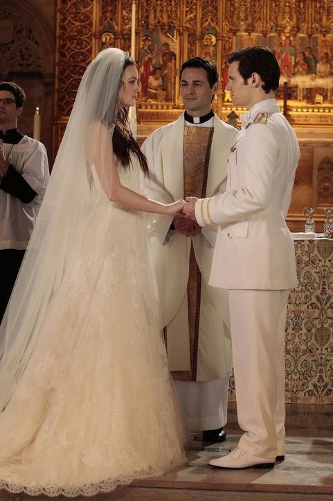 Die Hochzeit von Blair (Leighton Meester, l.) und Prinz Louis (Hugo Becker, r.) steht bevor und die verschiedensten Leute versuchen aus den verschie... - Bildquelle: Warner Bros. Television