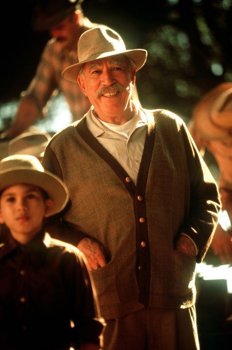 Führt ein gestrenges Regime: Familienoberhaupt Don Pedro Aragón (Anthony Quinn) ... - Bildquelle: 20th Century Fox