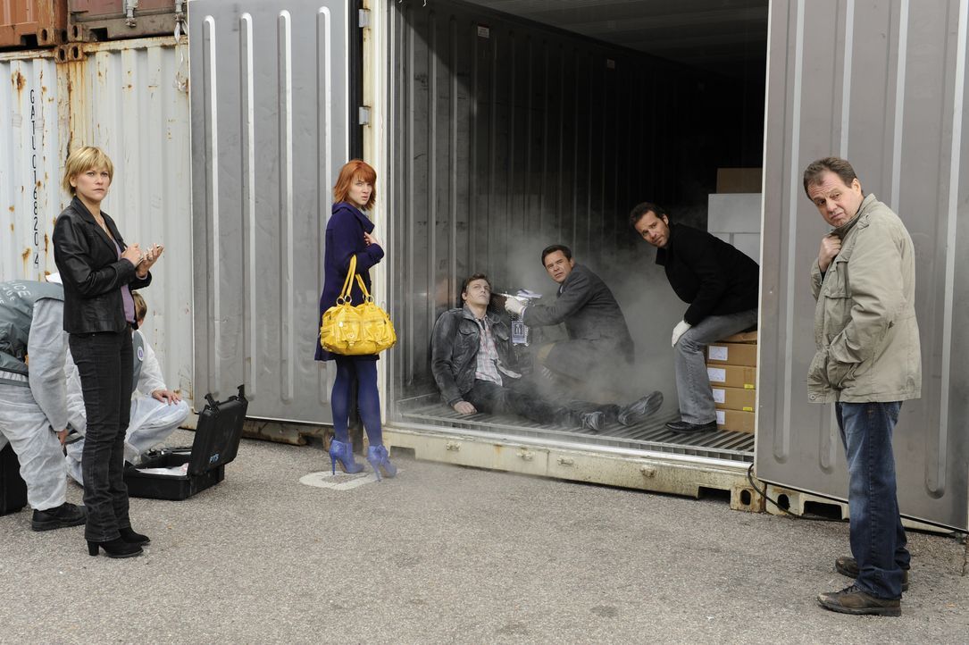 Als die Leiche des gutaussehenden Raphaël Mirmont (Baptiste Mayeux, 3.v.l.) tiefgefroren in einem Container gefunden wird, machen sich Fred (Vanessa... - Bildquelle: 2008 - Beaubourg Audiovisuel/BeFilms/RTBF (Télévision Belge)