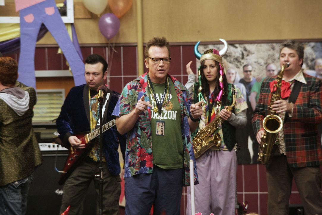 Der große Kahuna (Tom Arnold, M.) hat seine Band voll im Griff. Die Party für die herzkranken Kinder soll nämlich ein voller Erfolg werden ... - Bildquelle: Warner Bros. Television