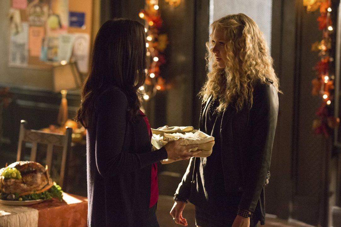 Als Jo (Jodi Lyn O'Keefe, l.) beim Friendsgiving auf Liv (Penelope Mitchell, r.) trifft, kommen bei ihr Erinnerungen auf ... - Bildquelle: Warner Bros. Entertainment, Inc
