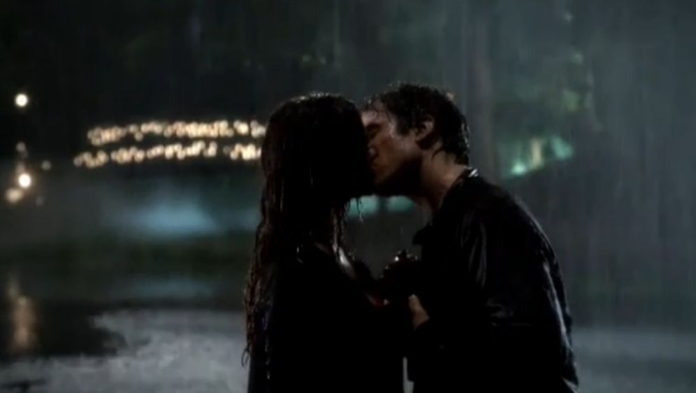 Vampire Diaries Mit Staffel 6 Julie Plec Erklart Den Regen Kuss
