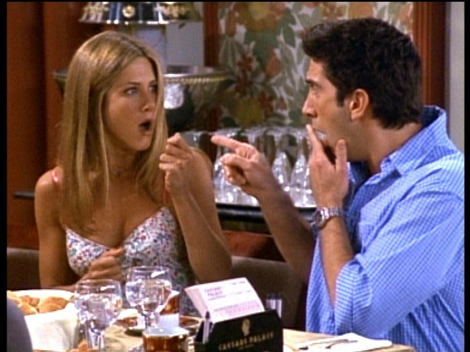 Entsetzt stellen Rachel (Jennifer Aniston, l.) und Ross (David Schwimmer, r.) fest, dass sie verheiratet sind. Wie konnte das nur geschehen? - Bildquelle: TM+  2000 WARNER BROS.