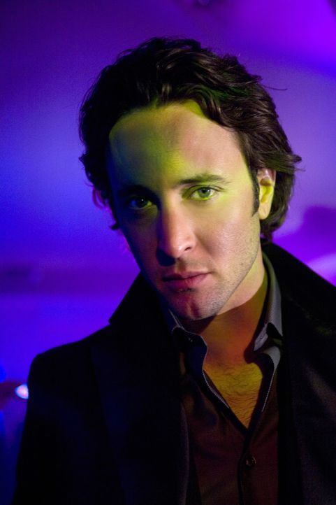 Auf der Jagd nach einem Vampir: Mick (Alex O'Loughlin) sucht einen seiner Kollegen, der eine gefährliche Erfindung gemacht hat ... - Bildquelle: Warner Brothers