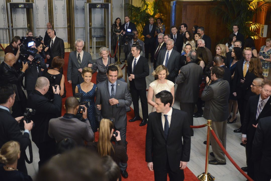 Kevins (Seamus Dever, hinten rechts) großer Bruder Frank (David Conrad, vorne) verschafft ihm einen Job. Bei einer Charityveranstaltung soll er den... - Bildquelle: David Moir ABC Studios / David Moir