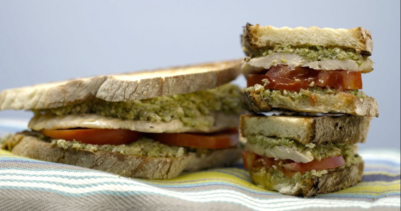 Aus gegrilltem Huhn, Tomate und einem Brokkoli-Walnuss-Pesto kreiert Giada ein Panini, dass sich sehen lässt ... - Bildquelle: 2015,Television Food Network, G.P. All Rights Reserved
