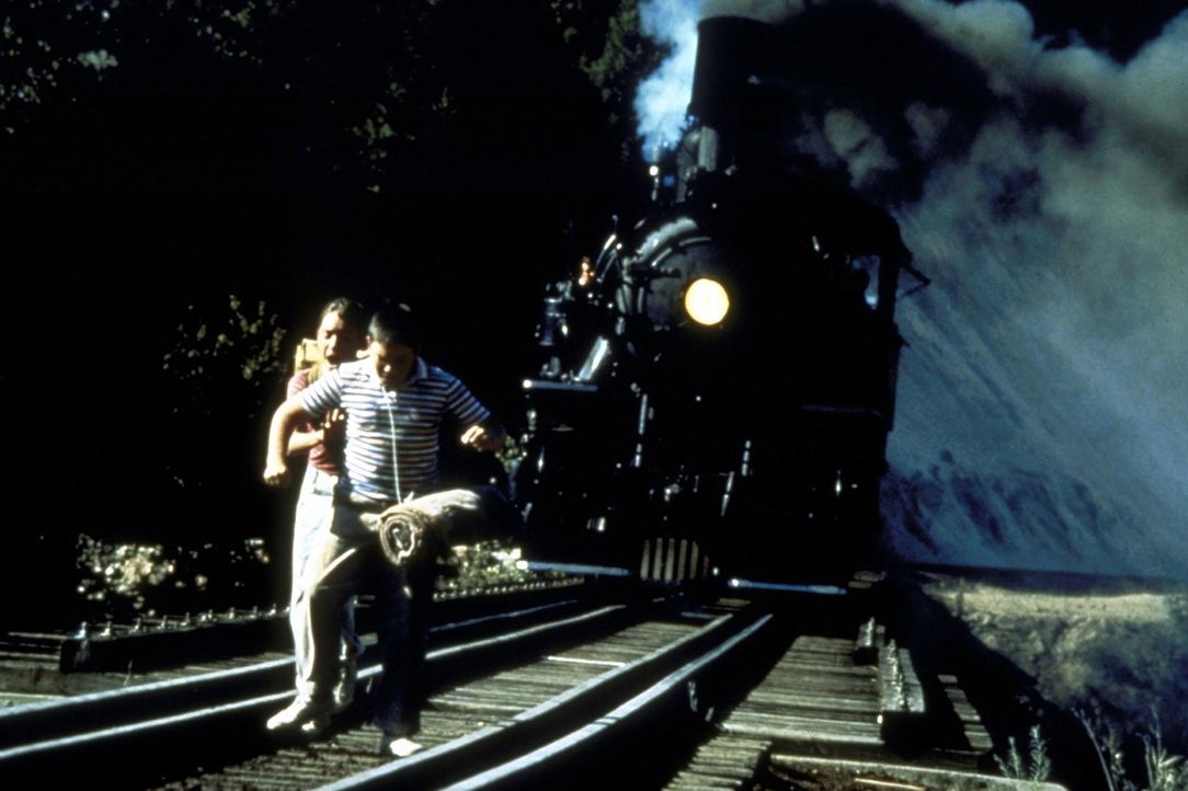 Auf einer Eisenbahnbrücke werden Gordie (Will Wheaton, l.) und Vern (Jerry O´Connell, r.) von einer herannahenden Lokomotive überrascht ... - Bildquelle: Columbia Pictures