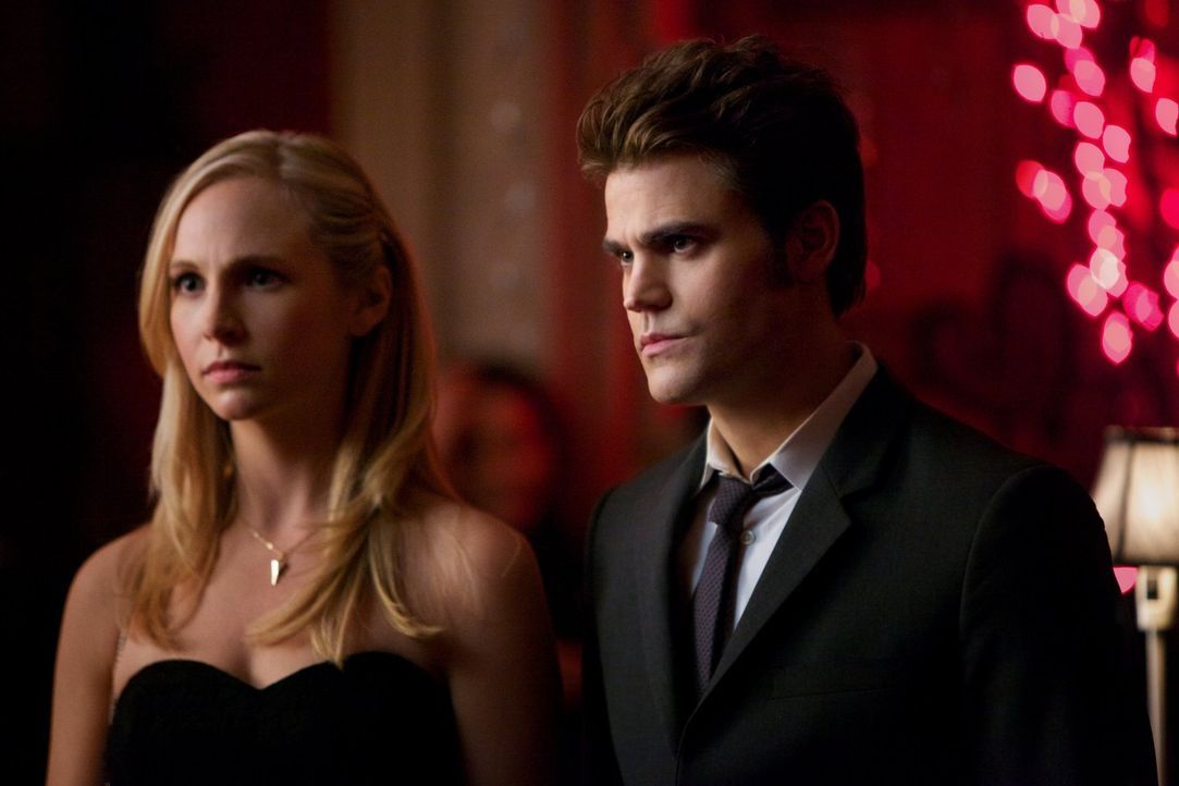 Caroline (Candice Accola, l.) und Stefan (Paul Wesley, r.) sind entsetzt, wie weit Damon für seine Rache geht ... - Bildquelle: Warner Brothers