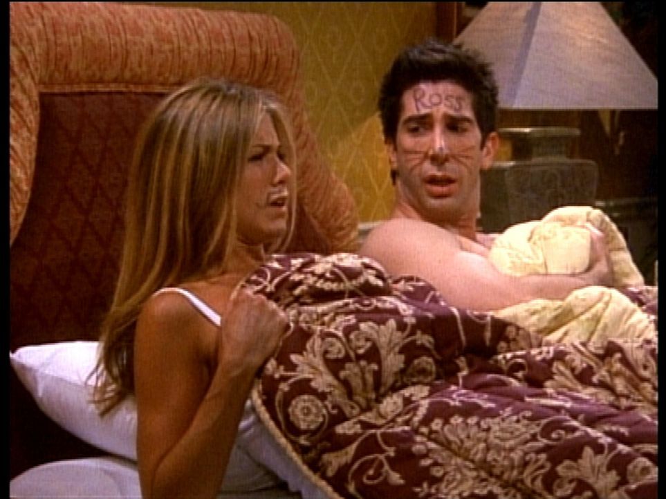 Rachel (Jennifer Aniston, l.) und Ross (David Schwimmer, r.) können es nicht fassen, dass sie nebeneinander aufwachen. - Bildquelle: TM+  2000 WARNER BROS.