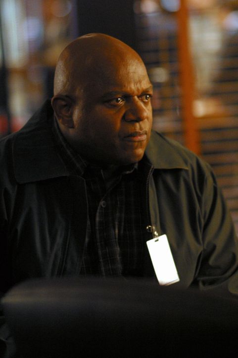 Detective Jack Malone soll für den besorgten Chet Collins (Charles S. Dutton) einen alten Fall lösen. Kein leichtes Unterfangen ... - Bildquelle: Tony Esparza Warner Bros. Entertainment Inc.