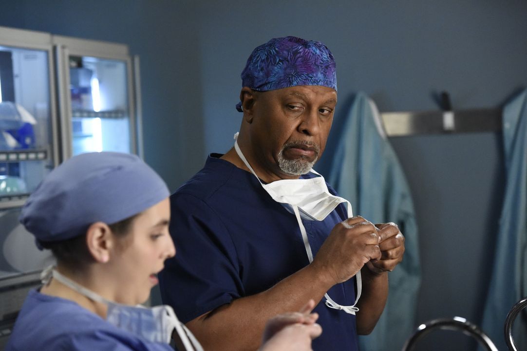 Tess Anderson (Beanie Feldstein, l.); Dr. Richard Webber (James Pickens jr., r.) - Bildquelle: Gilles Mingasson © 2020 American Broadcasting Companies, Inc. All rights reserved. / Gilles Mingasson