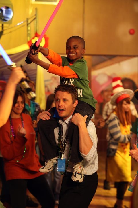 Auch Dr. Brenner (David Lyons) kann sich langsam mit den Kids anfreunden ... - Bildquelle: Warner Bros. Television