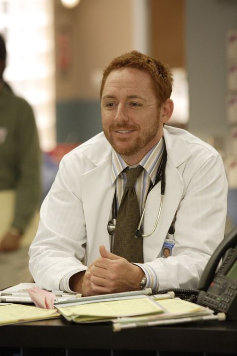 Dr. Morris (Scott Grimes) ist genervt vom neuen Oberarzt Dr. Clemente ... - Bildquelle: Warner Bros. Television