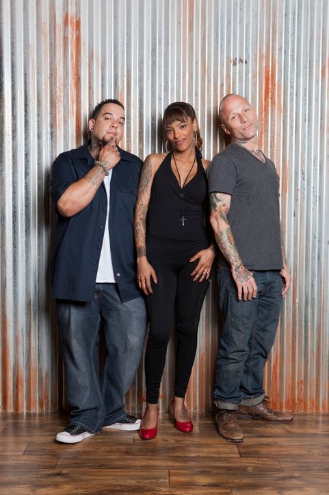In L.A. haben sich Tommy Helm (r.), Big Gus (l.) und Jasmine Rodriguez (M.) darauf spezialisiert, misslungene Tattoos auszubessern ... - Bildquelle: 2012 Spike Cable Networks Inc. All Rights Reserved.