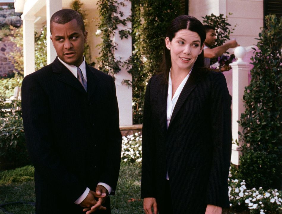 Michel (Yanic Truesdale, l.) und Lorelai (Lauren Graham, r.) haben alle Hände voll zu tun, als sie im Inn eine Doppelhochzeit organisieren sollen. O... - Bildquelle: 2000 Warner Bros.