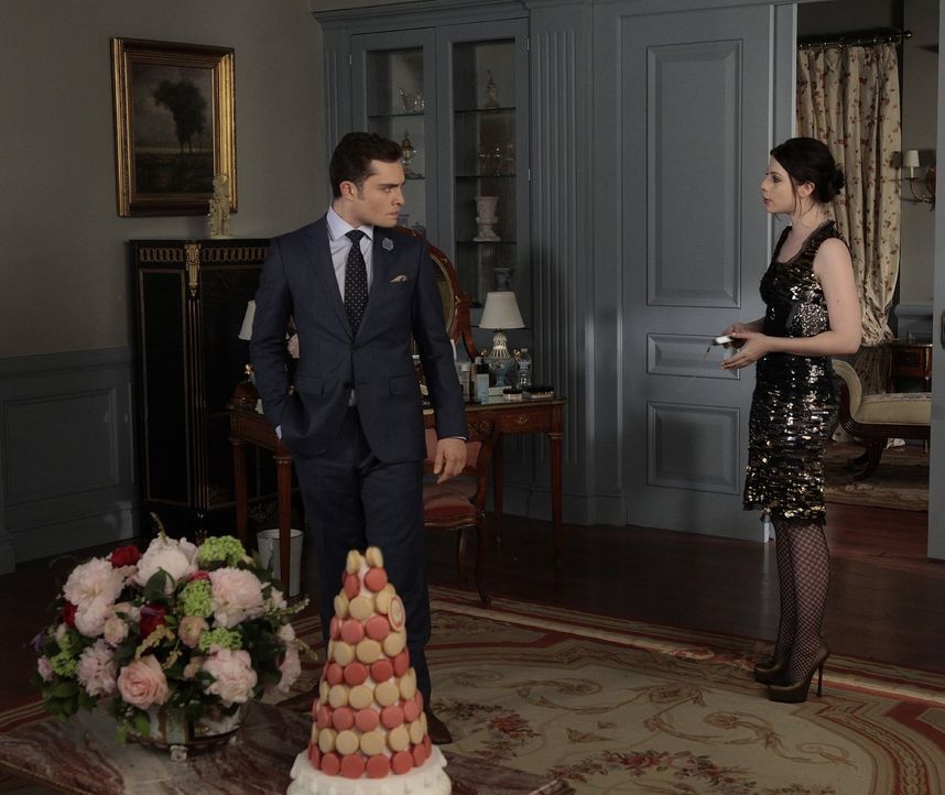 Während Chuck (Ed Westwick, l.) mit damit ringt, dass Blair im Begriff ist Prinz Louis zu heiraten, kehrt Georgina (Michelle Trachtenberg, r.) zurüc... - Bildquelle: Warner Bros. Television