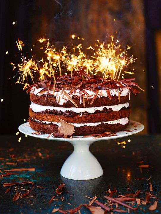Let's celebrate: Dank tatkräftiger Unterstützung zaubert Jamie Oliver eine spektakuläre Schokoladentorte ... - Bildquelle: FRESH ONE PRODUCTIONS MMXIV