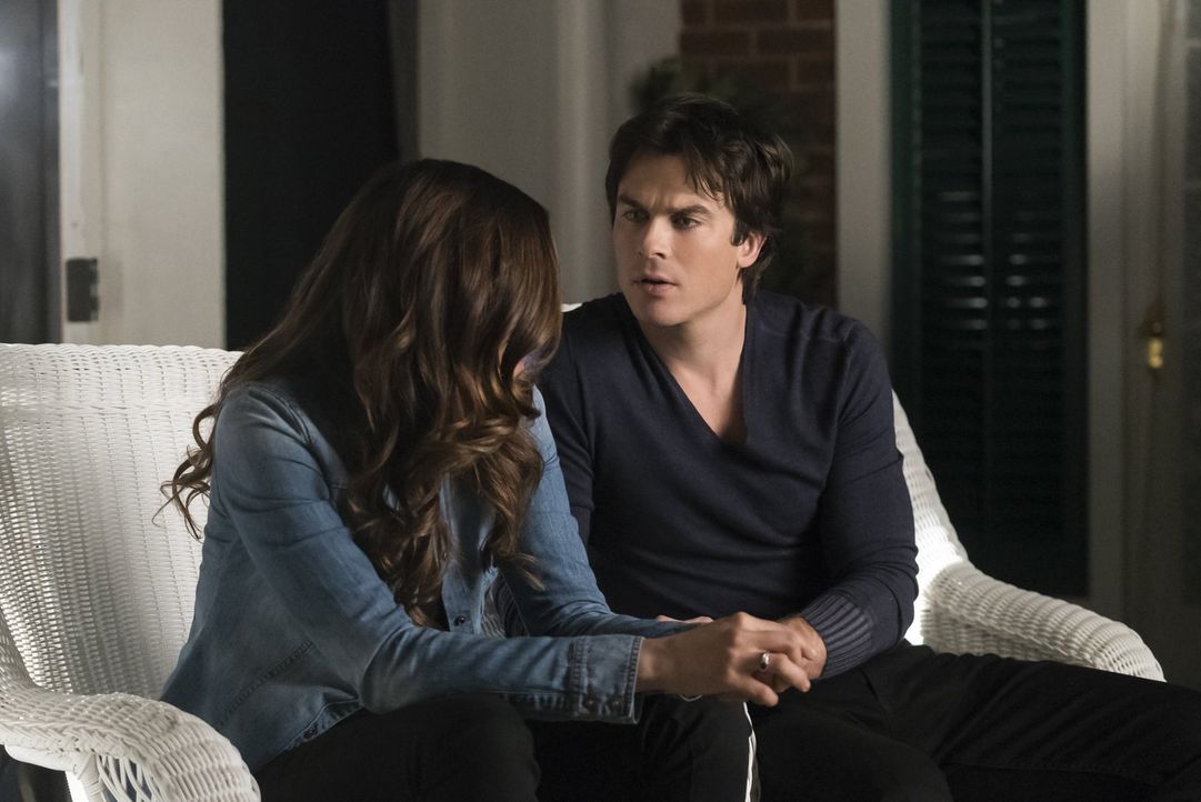 Elena (Nina Dobrev, l.) und Damon (Ian Somerhalder, r.) sind geschockt, als ihnen bewusst wird, dass Stefans angeblich perfekter Plan, um Carolines... - Bildquelle: Warner Bros. Entertainment, Inc
