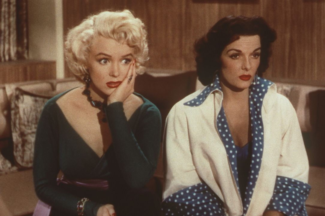 Lorelei (Marilyn Monroe, l.) und ihre Freundin Dorothy (Jane Russell, r.) haben unterschiedliche Interessen, die sich aber letztendlich doch ergänz... - Bildquelle: 20th Century Fox Film Corporation