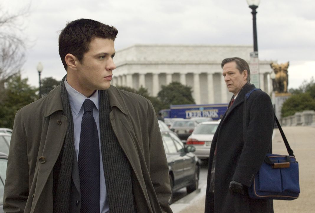 Robert Hanssen (Chris Cooper, r.) wird verdächtig, für den KGB zu arbeiten und Geheimunterlagen an die Sowjets zu liefern. Mehrere US-Agenten soll... - Bildquelle: Universal Pictures