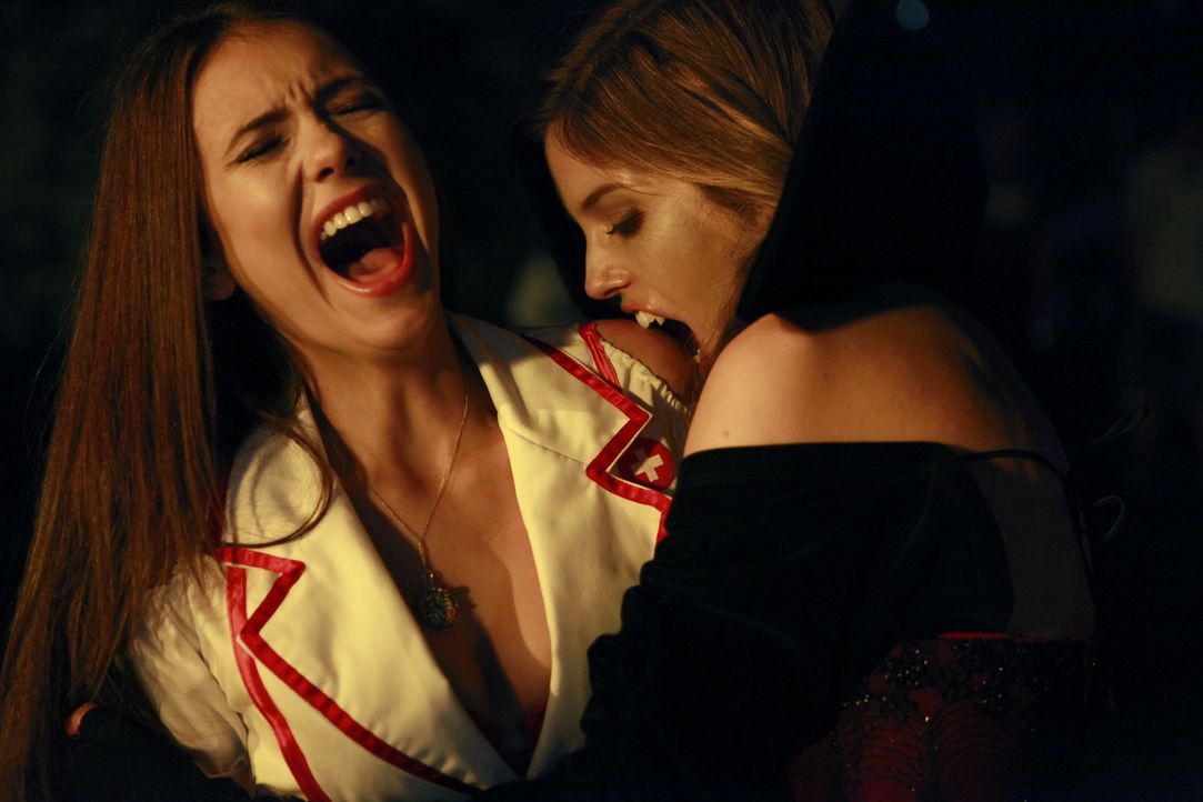 Vicki (Kayla Ewell, r.) hat sich nicht mehr unter Kontrolle und fällt über Elena (Nina Dobrev, l.) her ... - Bildquelle: Warner Brothers