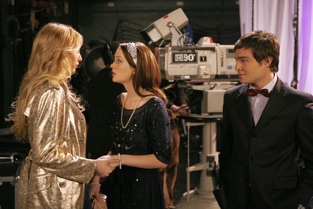 Blair (Leighton Meester, M.) und Chuck (Ed Westwick, r.) sind zu Rufus' Show gekommen, um nach Serena (Blake Lively, l.) zu sehen ... - Bildquelle: Warner Bros. Television