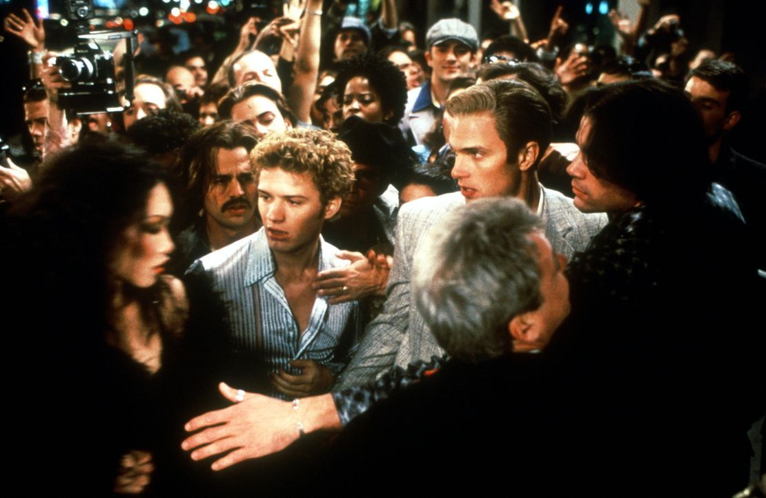 Jeden Abend drängen sich Hunderte vor dem Eingang des legendären Nachtclubs "Studio 54". Auch der naive Shane (Ryan Phillippe, vorne 2.v.l.) versuch... - Bildquelle: Miramax Films