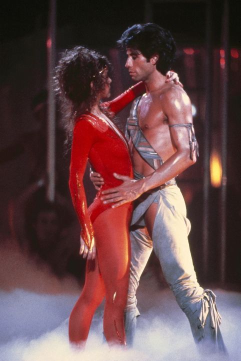 Zwischen Tony Manero (John Travolta, r.) und Laura (Finola Hughes, l.) knistert es nicht nur beim Tanzen ... - Bildquelle: Paramount Pictures