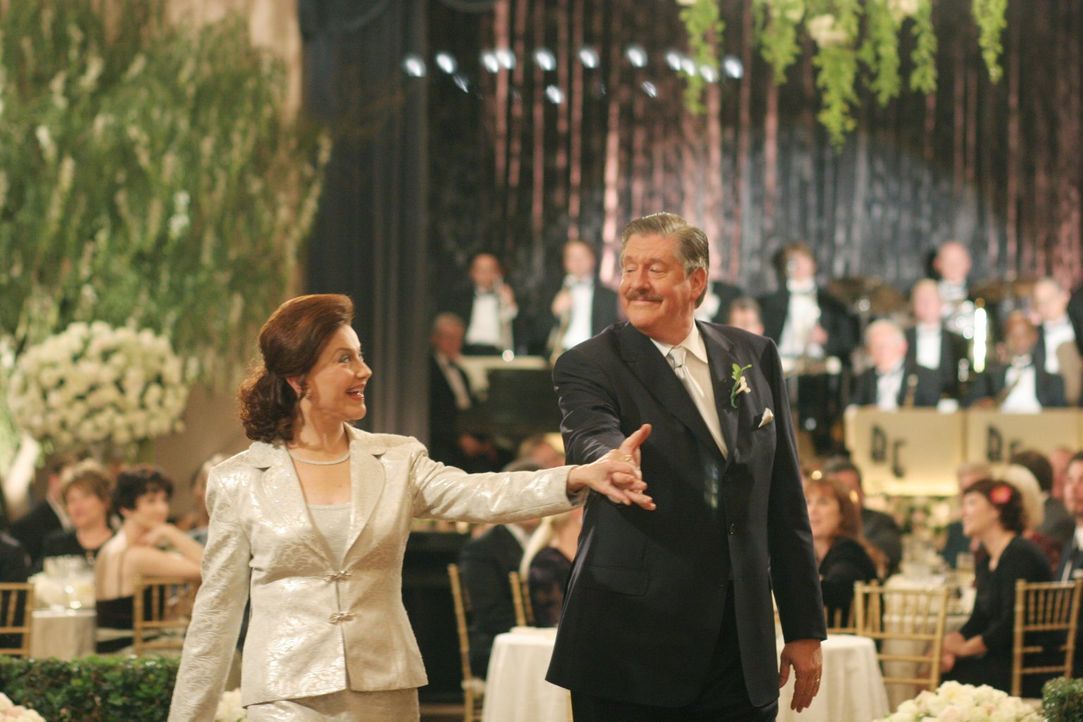 Nach all den Jahren mit Hochs und Tiefs in ihrer Ehe, erneuern Emily (Kelly Bishop, l.) und Richard (Edward Herrmann, r.) ihr Ehegelübde vor ihren e... - Bildquelle: 2004 Warner Bros.
