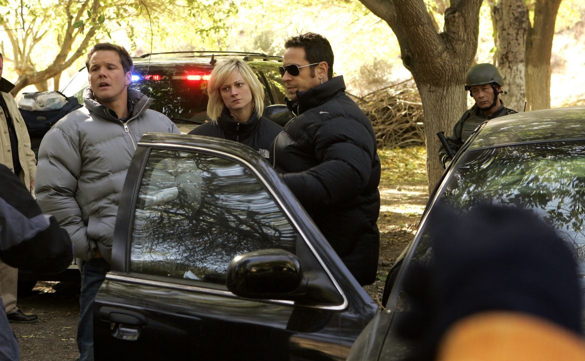 Don (Rob Morrow, 2.v.r.), Rachel (Teri Polo, 2.v.l.) und Colby (Dylan Bruno, l.) suchen Abner Stone, der seine Anhänger in den Tod schicken möchte .... - Bildquelle: Paramount Network Television