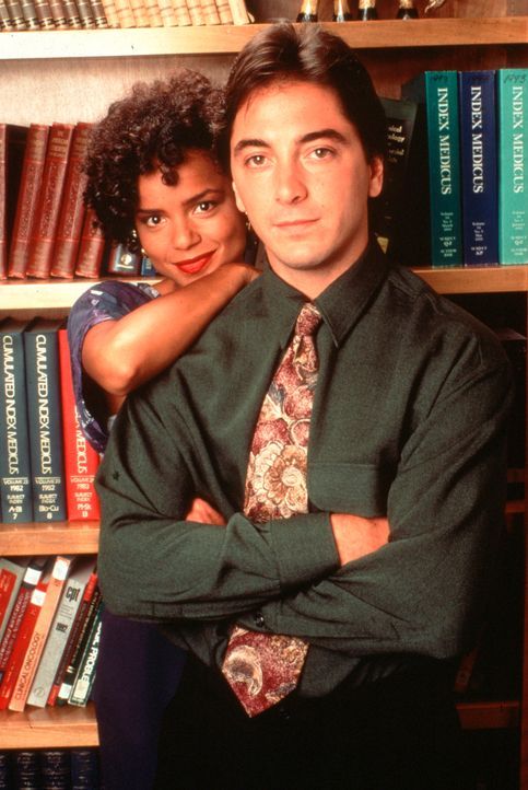 Die beiden Assistenten von Dr. Sloan, Jack (Scott Baio, r.) und Amanda (Victoria Rowell, l.). - Bildquelle: Viacom